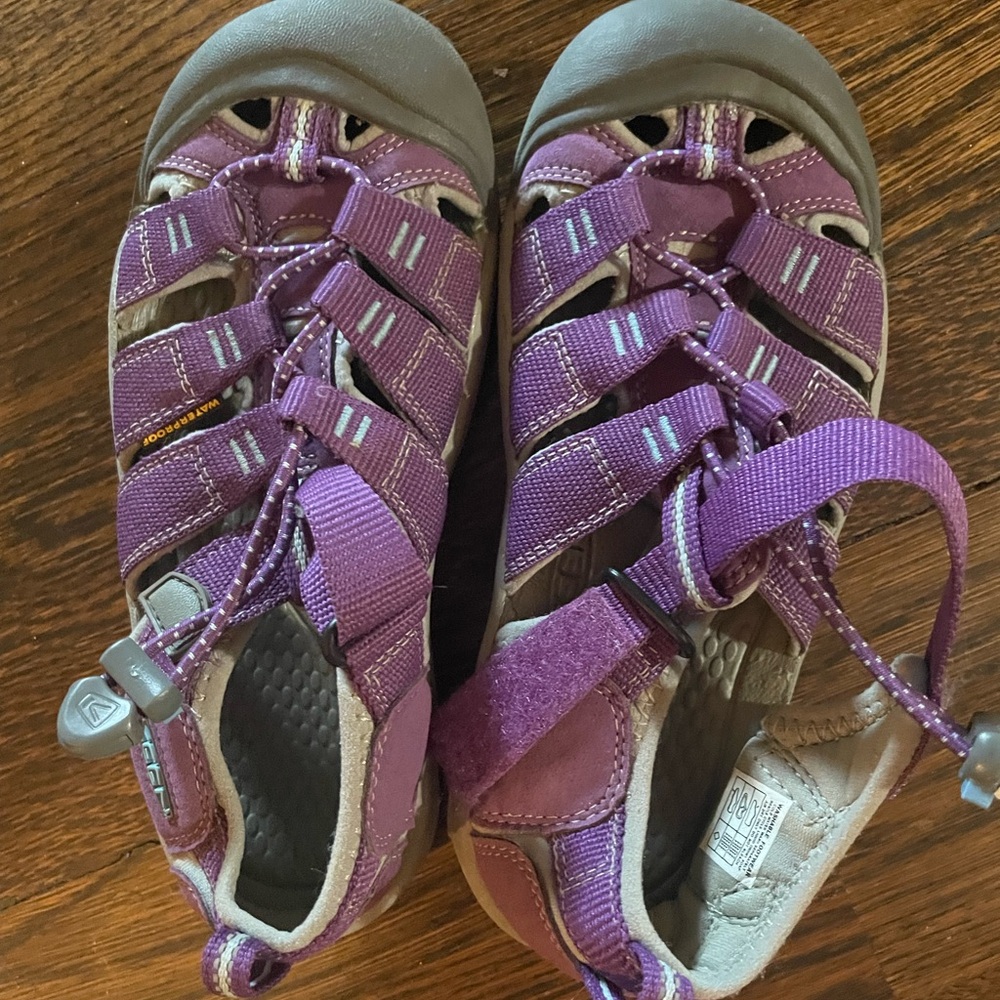 Kids Keens size 2 US unworn water and hiking shoes
